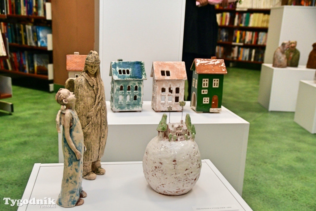 Anna Narloch - wystawa rzeźby ceramicznej w bibliotece w Tucholi