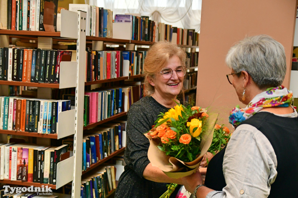 Anna Narloch - wystawa rzeźby ceramicznej w bibliotece w Tucholi