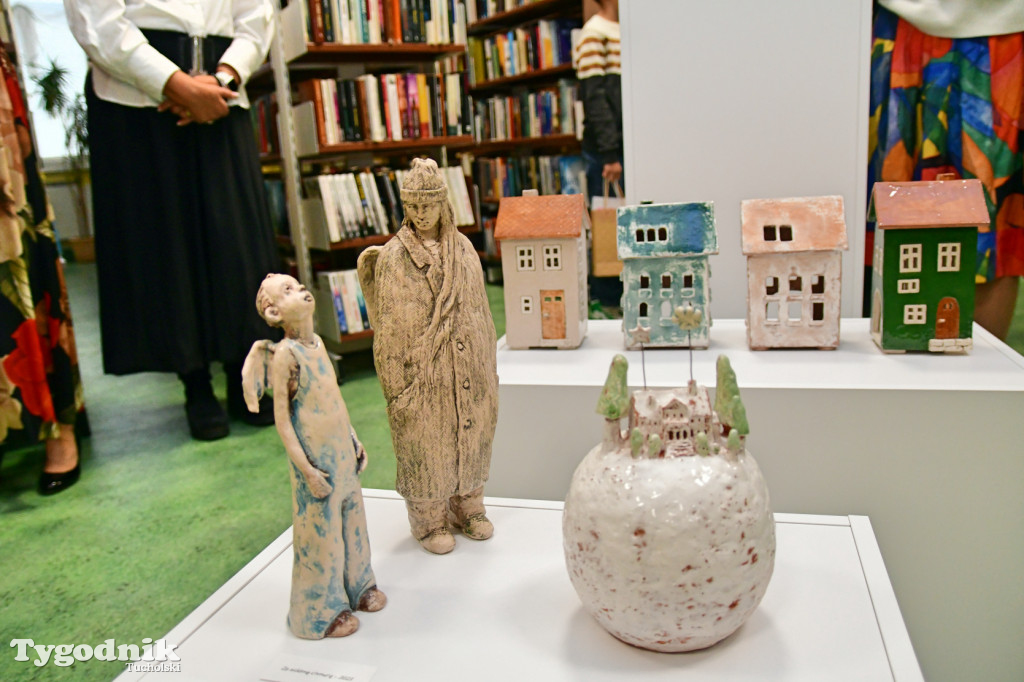 Anna Narloch - wystawa rzeźby ceramicznej w bibliotece w Tucholi