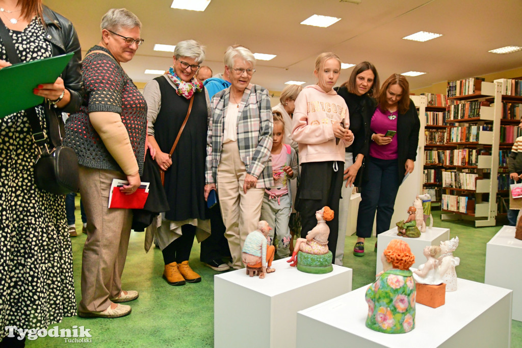 Anna Narloch - wystawa rzeźby ceramicznej w bibliotece w Tucholi