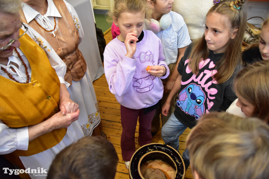 Dzieciaki uczyły sie kisić kapustę w Muzeum Borów Tucholskich!