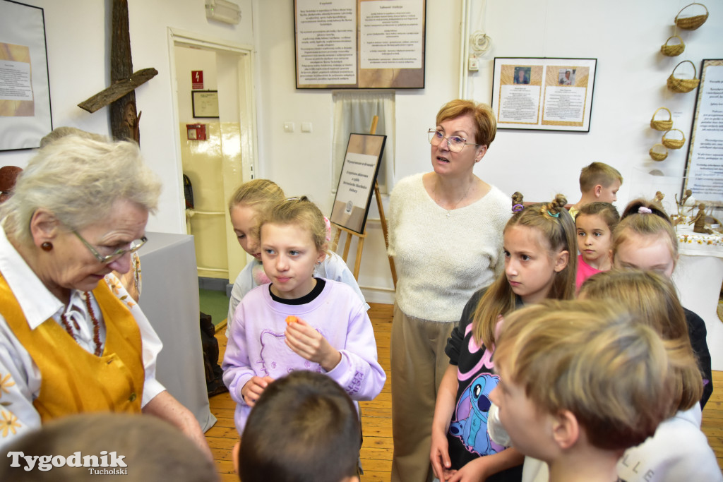 Dzieciaki uczyły sie kisić kapustę w Muzeum Borów Tucholskich!