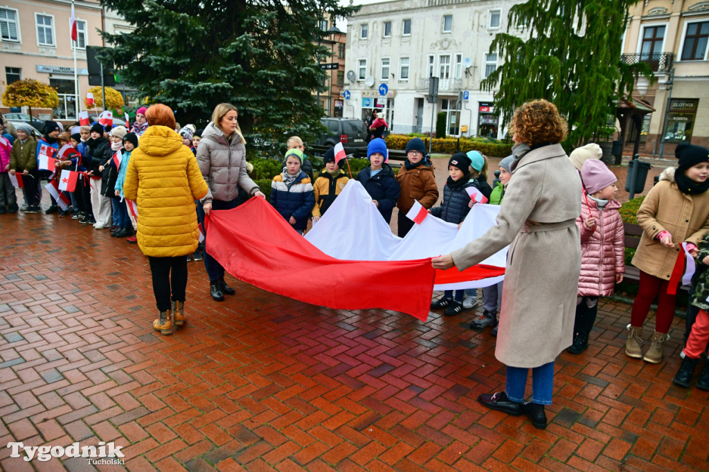 Tucholskie dzieci świętują Dzień Niepodległości!