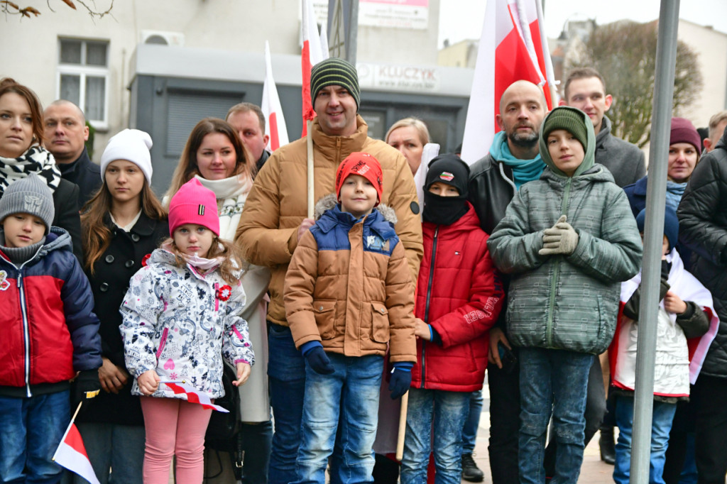 Święto Niepodległości w Tucholi. Tłum przemaszerował pod pomnik