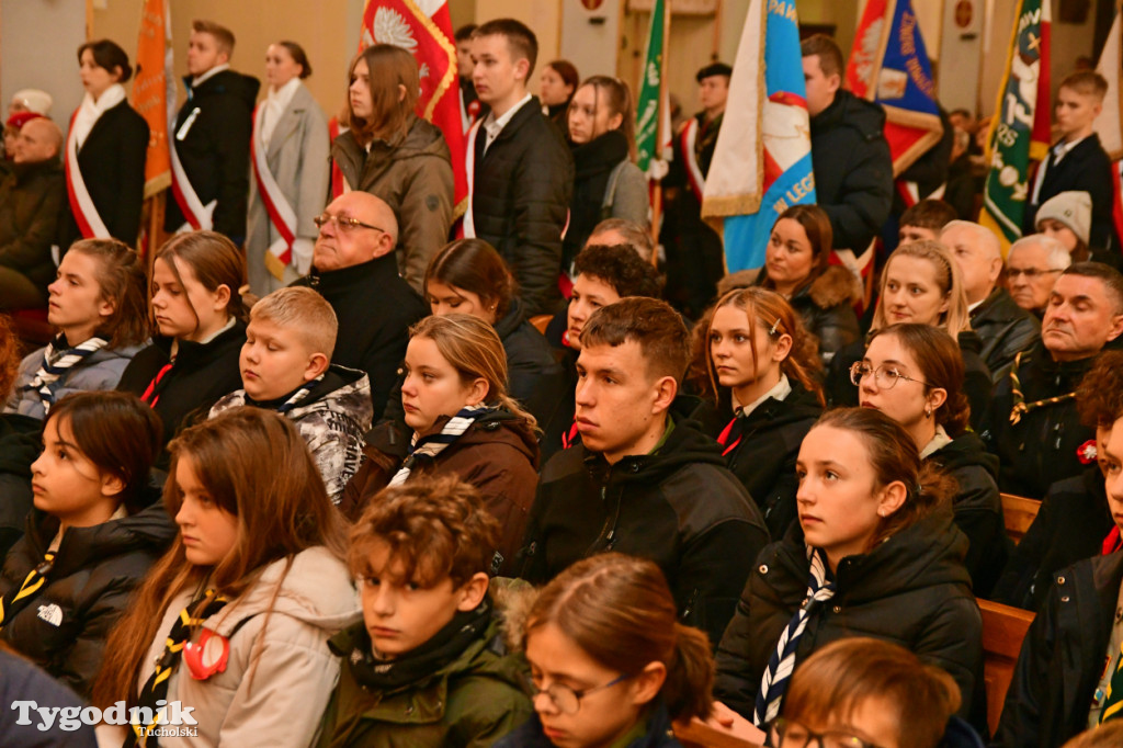 Święto Niepodległości w Tucholi. Tłum przemaszerował pod pomnik