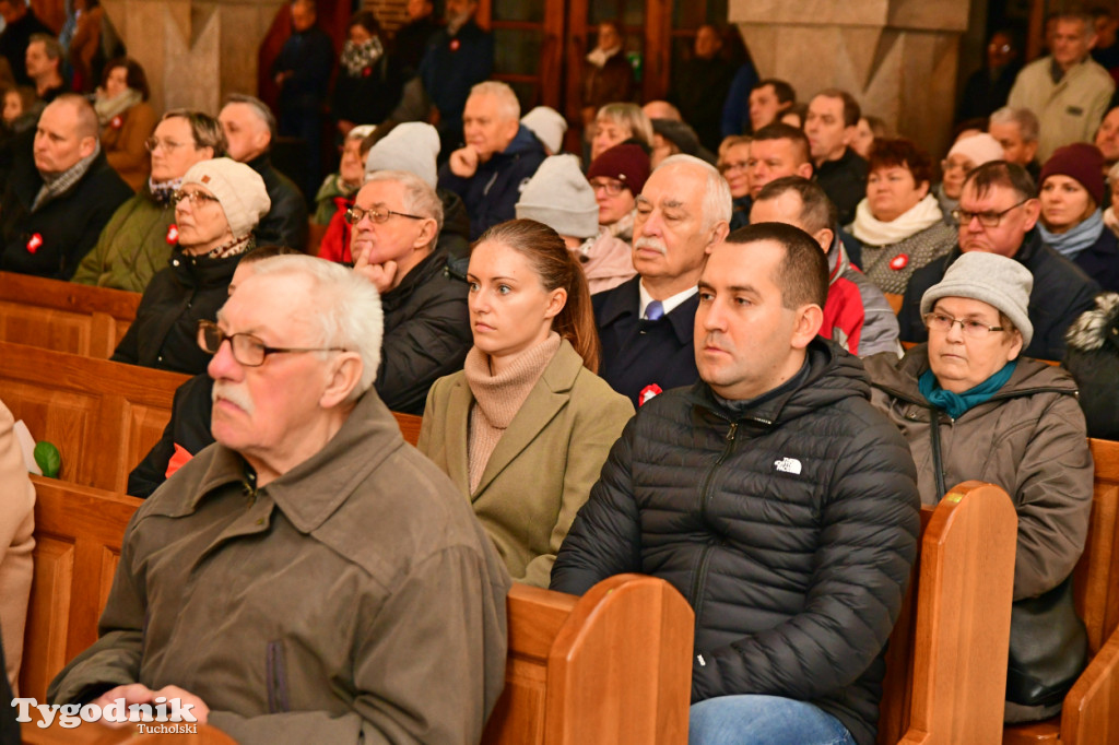 Święto Niepodległości w Tucholi. Tłum przemaszerował pod pomnik