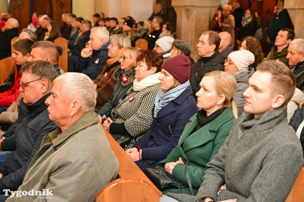 Święto Niepodległości w Tucholi. Tłum przemaszerował pod pomnik