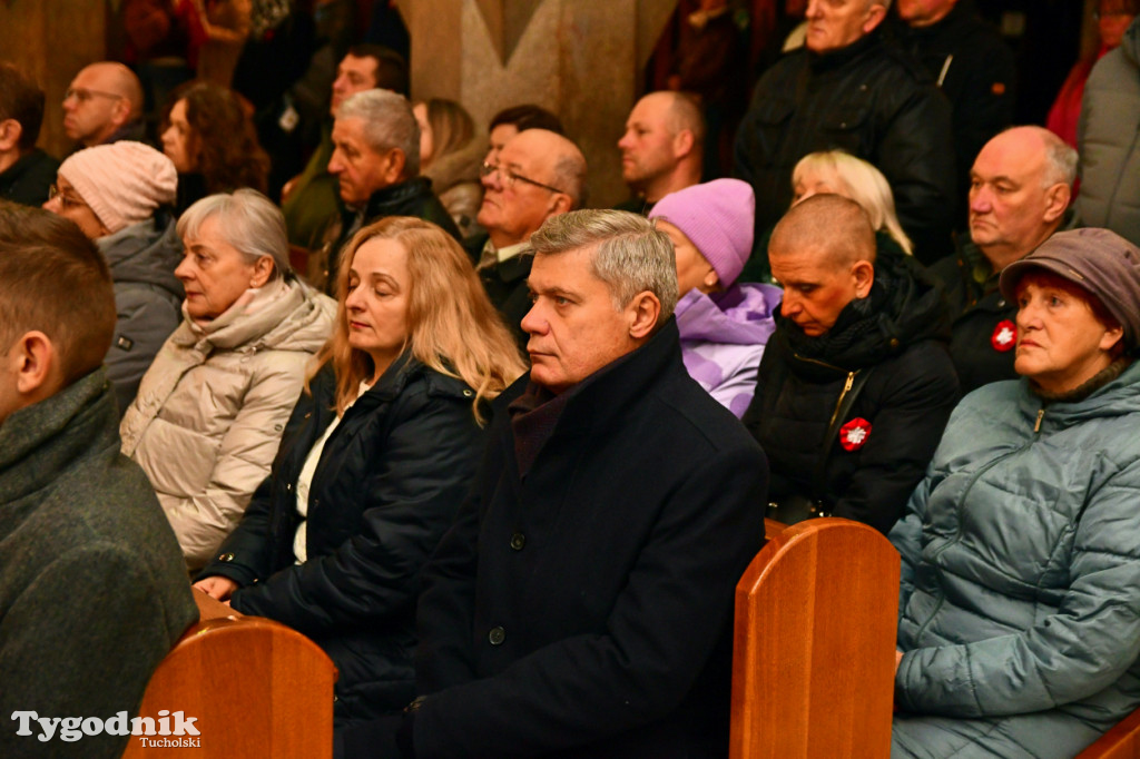 Święto Niepodległości w Tucholi. Tłum przemaszerował pod pomnik