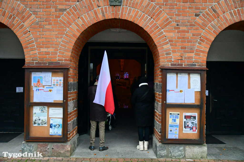 Święto Niepodległości w Tucholi. Tłum przemaszerował pod pomnik