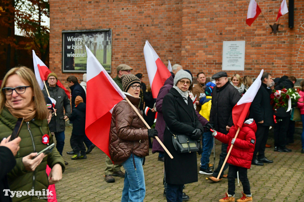 Święto Niepodległości w Tucholi. Tłum przemaszerował pod pomnik