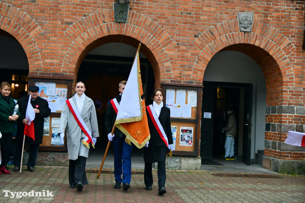 Święto Niepodległości w Tucholi. Tłum przemaszerował pod pomnik