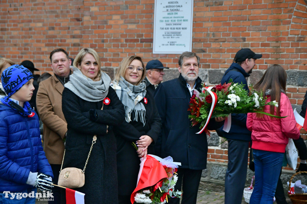 Święto Niepodległości w Tucholi. Tłum przemaszerował pod pomnik