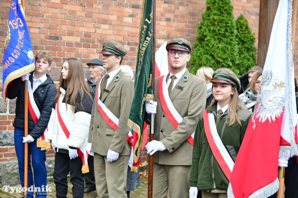 Święto Niepodległości w Tucholi. Tłum przemaszerował pod pomnik