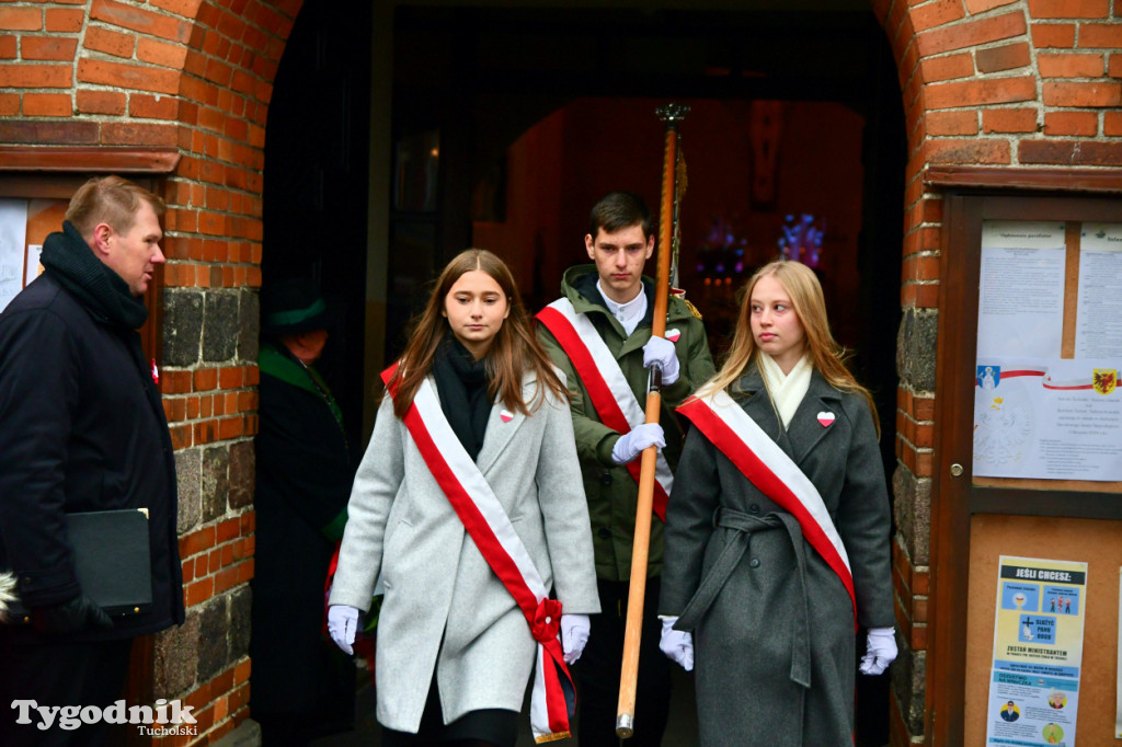 Święto Niepodległości w Tucholi. Tłum przemaszerował pod pomnik