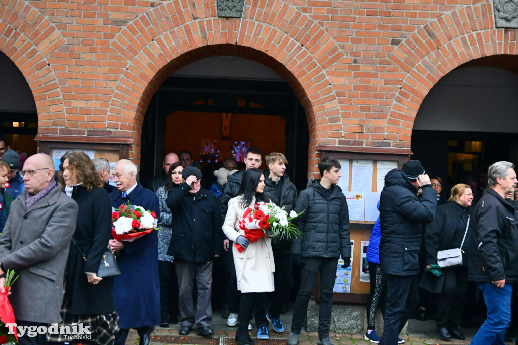 Święto Niepodległości w Tucholi. Tłum przemaszerował pod pomnik