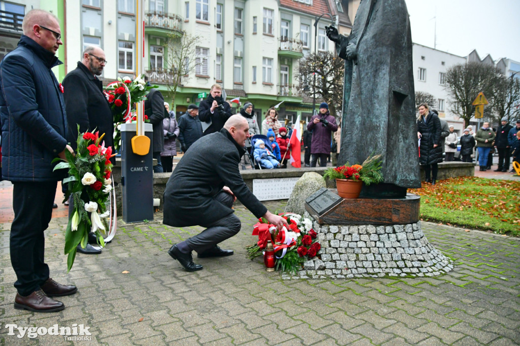 Święto Niepodległości w Tucholi. Tłum przemaszerował pod pomnik