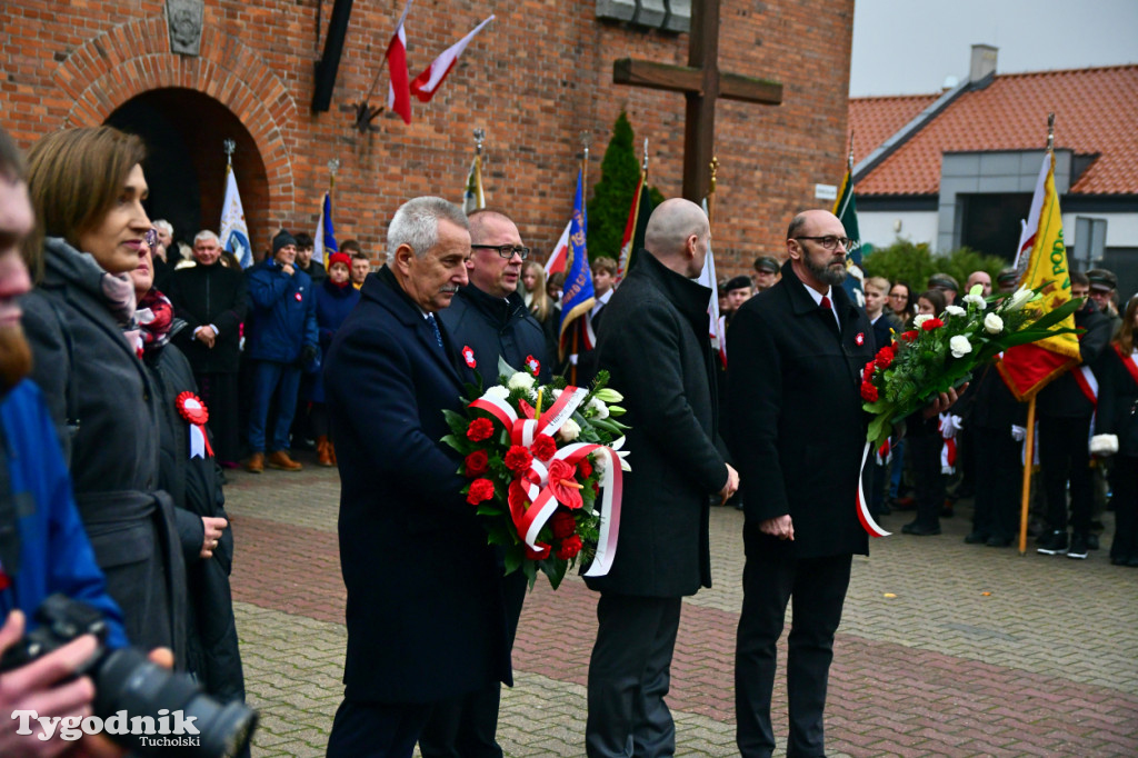 Święto Niepodległości w Tucholi. Tłum przemaszerował pod pomnik