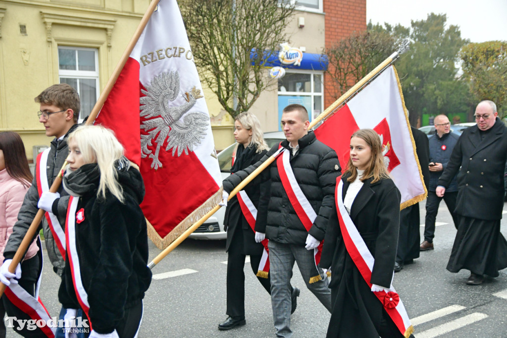 Święto Niepodległości w Tucholi. Tłum przemaszerował pod pomnik