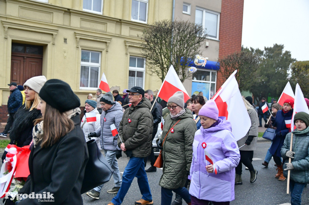 Święto Niepodległości w Tucholi. Tłum przemaszerował pod pomnik