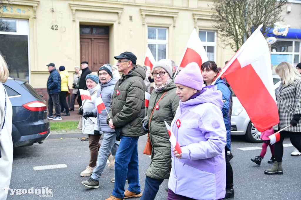 Święto Niepodległości w Tucholi. Tłum przemaszerował pod pomnik