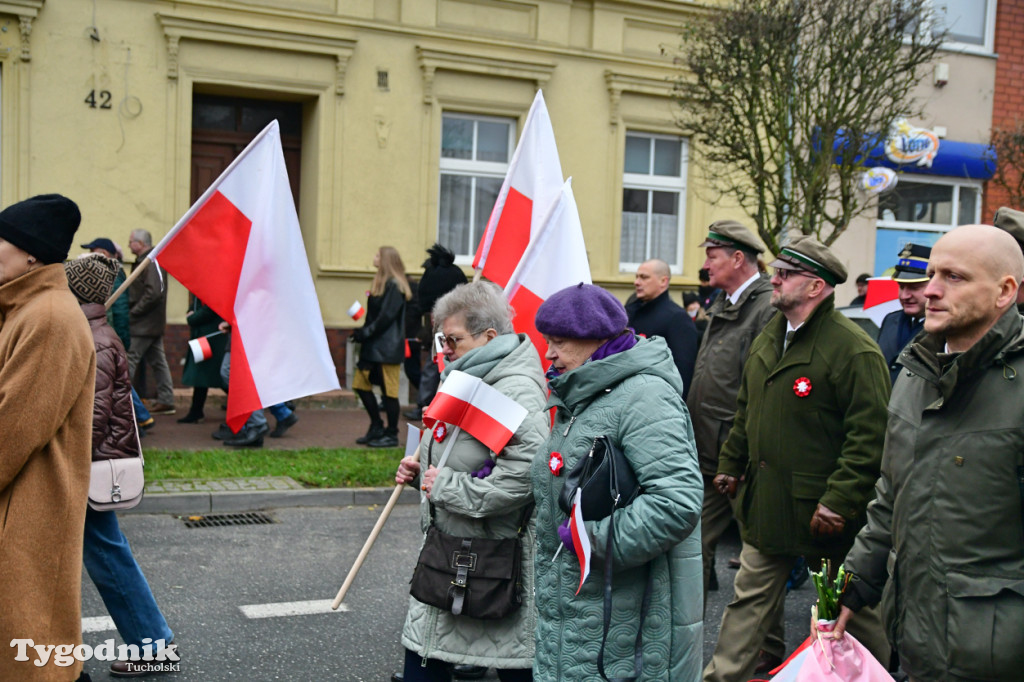 Święto Niepodległości w Tucholi. Tłum przemaszerował pod pomnik