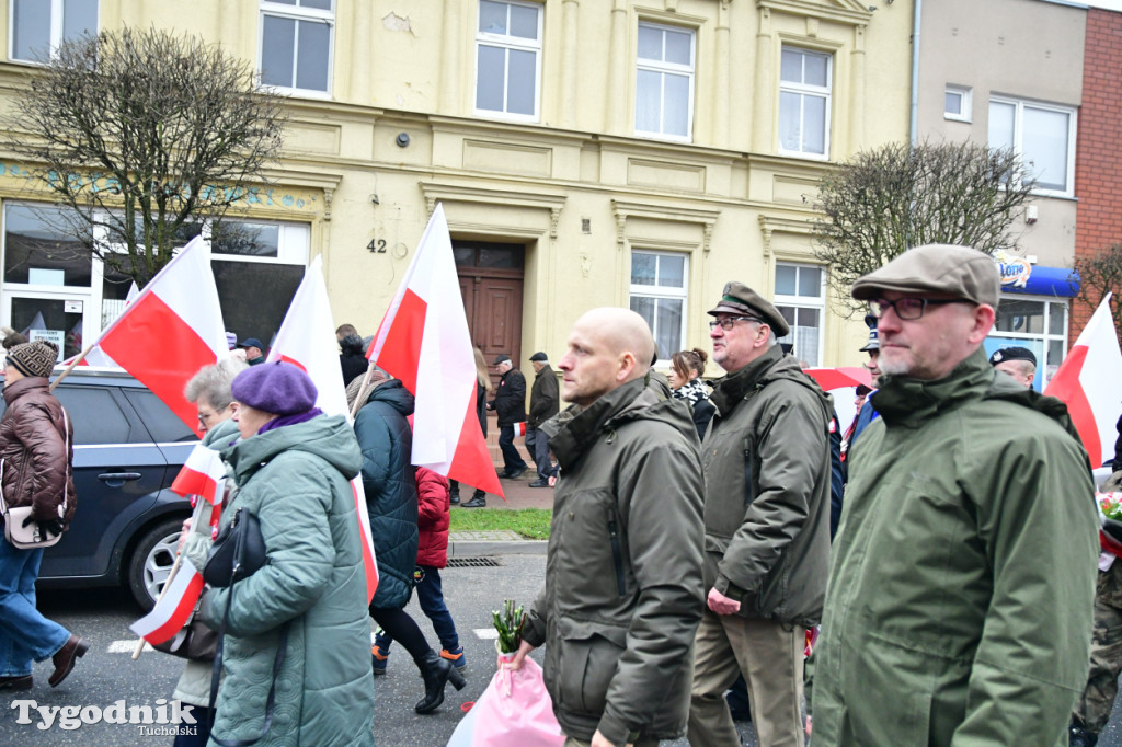 Święto Niepodległości w Tucholi. Tłum przemaszerował pod pomnik