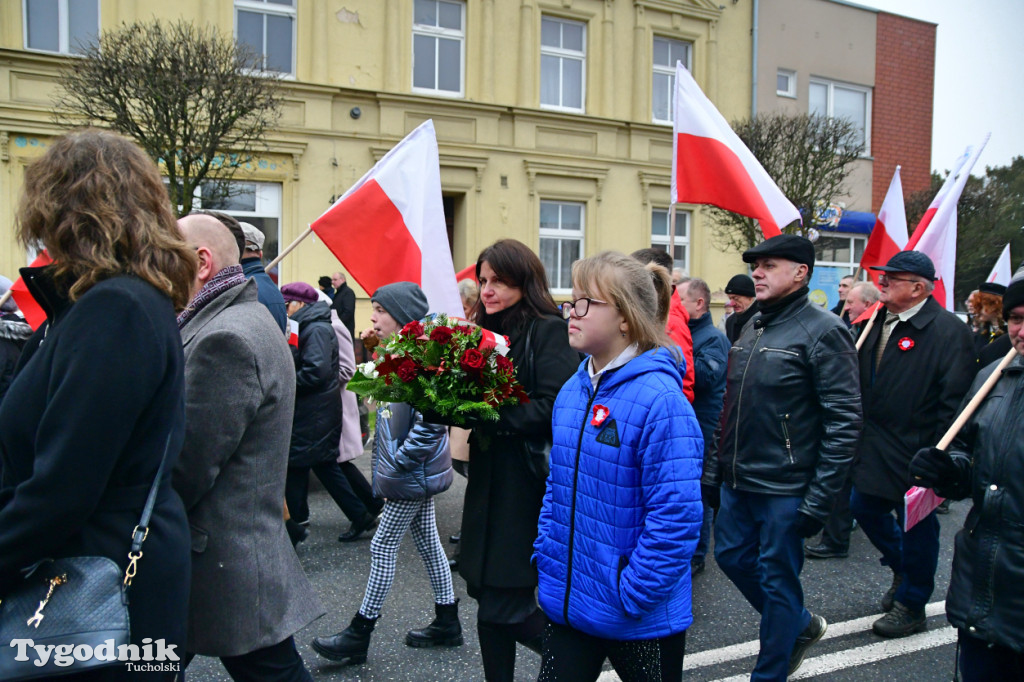 Święto Niepodległości w Tucholi. Tłum przemaszerował pod pomnik