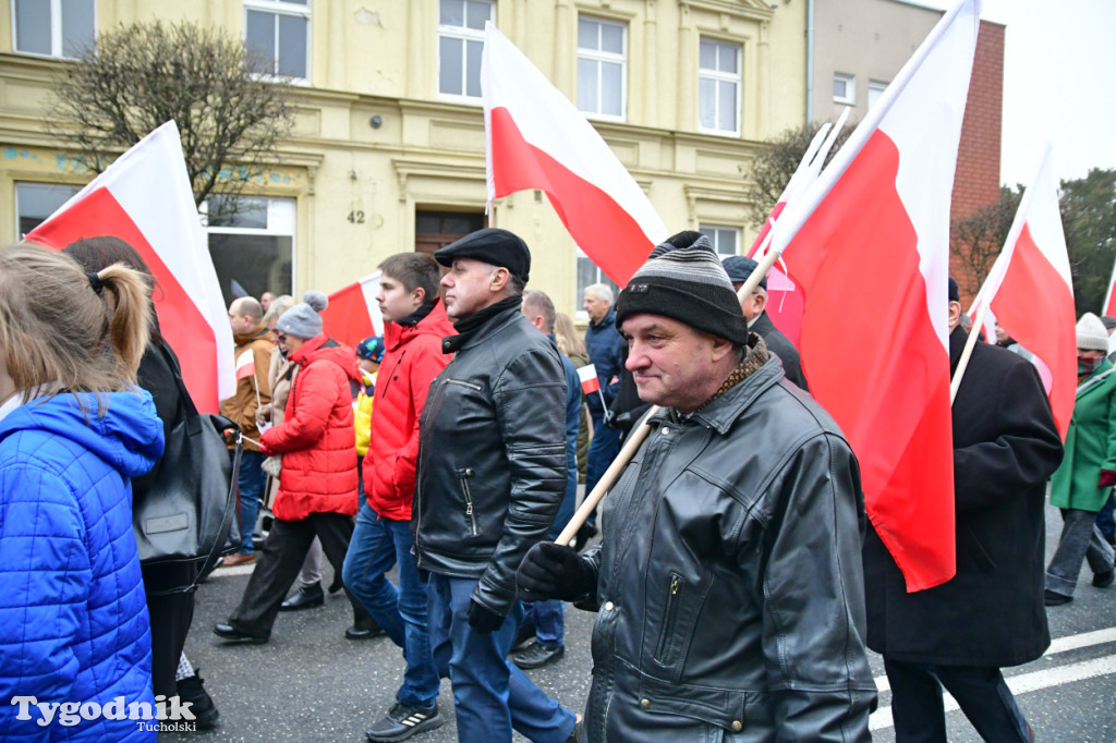 Święto Niepodległości w Tucholi. Tłum przemaszerował pod pomnik