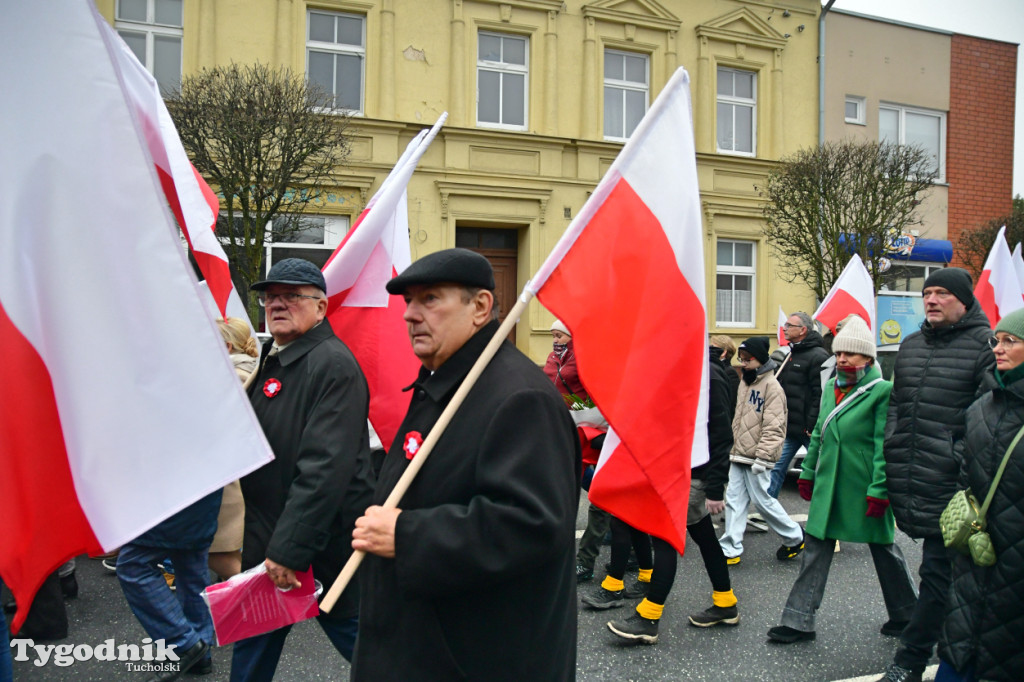 Święto Niepodległości w Tucholi. Tłum przemaszerował pod pomnik