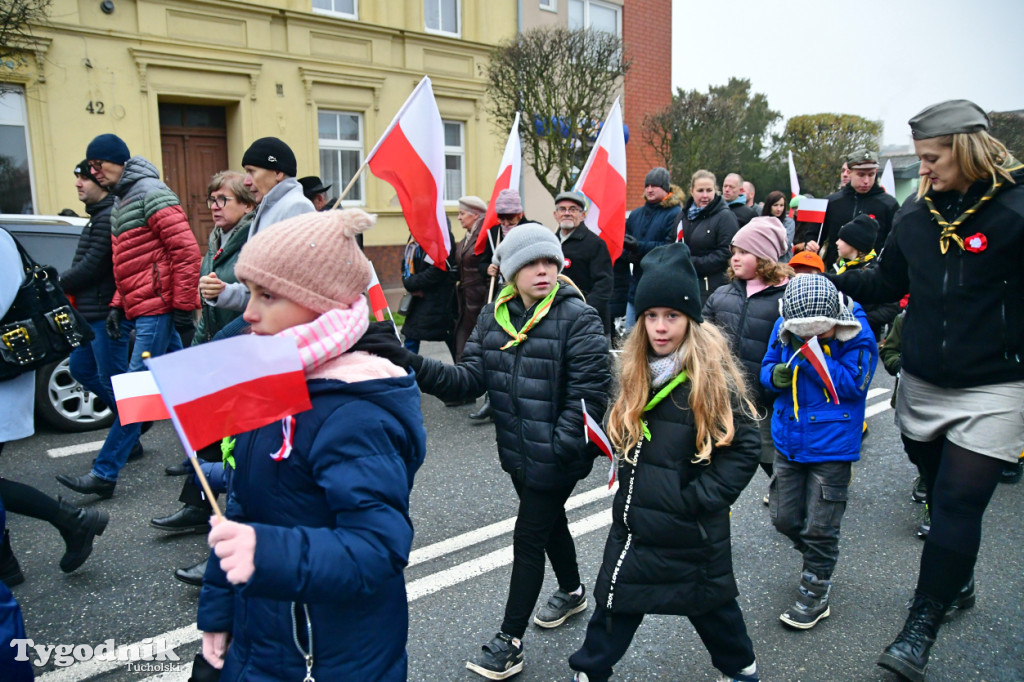 Święto Niepodległości w Tucholi. Tłum przemaszerował pod pomnik