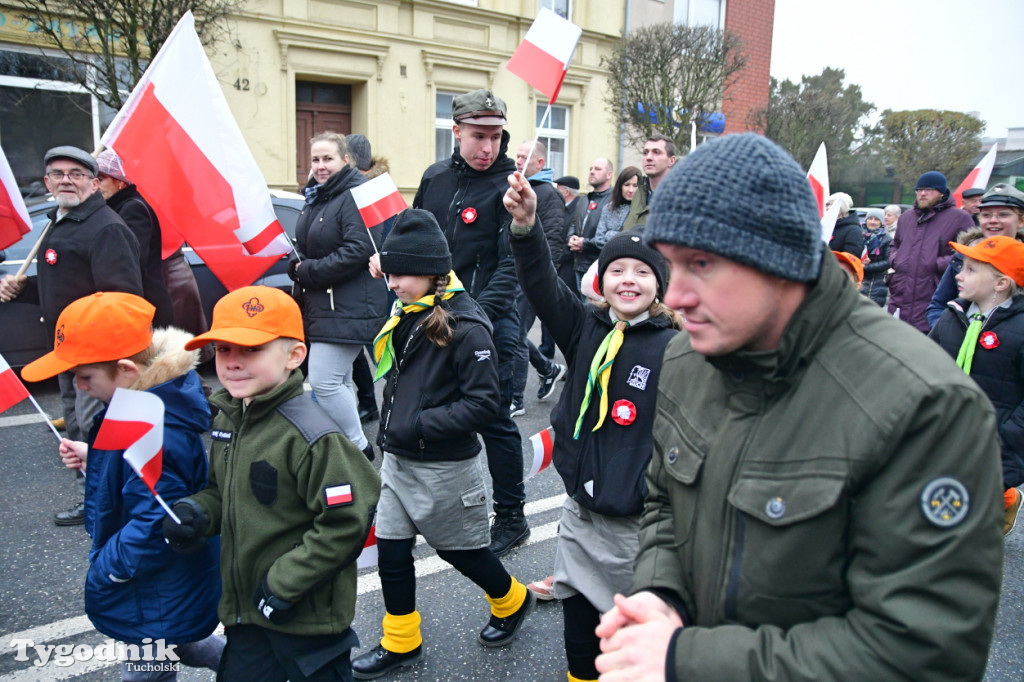 Święto Niepodległości w Tucholi. Tłum przemaszerował pod pomnik