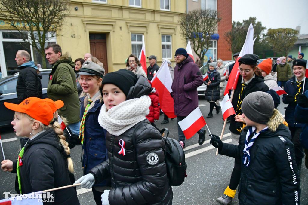 Święto Niepodległości w Tucholi. Tłum przemaszerował pod pomnik