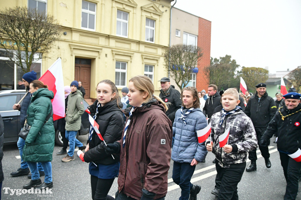 Święto Niepodległości w Tucholi. Tłum przemaszerował pod pomnik