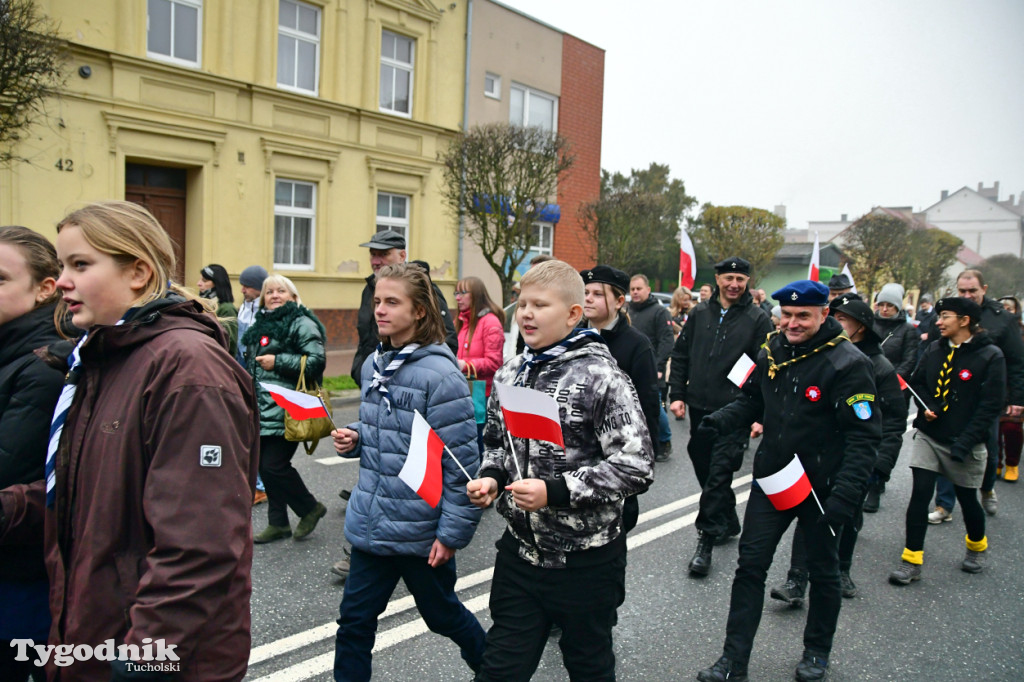 Święto Niepodległości w Tucholi. Tłum przemaszerował pod pomnik