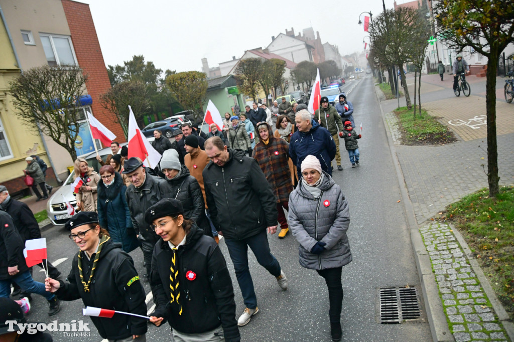 Święto Niepodległości w Tucholi. Tłum przemaszerował pod pomnik