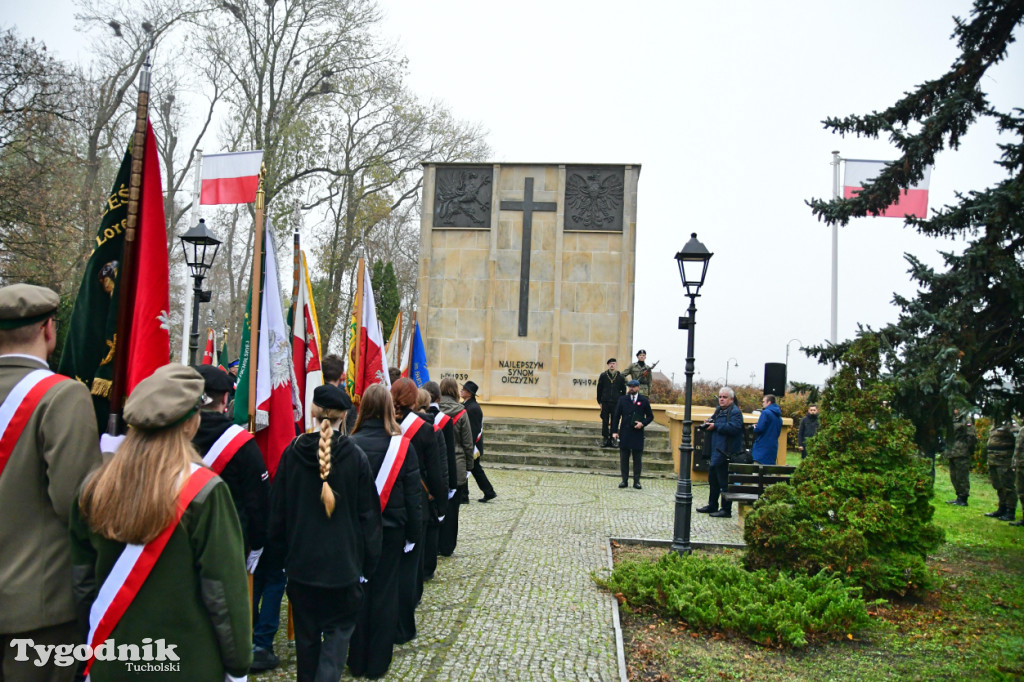 Święto Niepodległości w Tucholi. Tłum przemaszerował pod pomnik