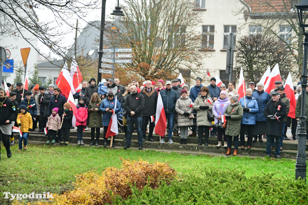 Święto Niepodległości w Tucholi. Tłum przemaszerował pod pomnik