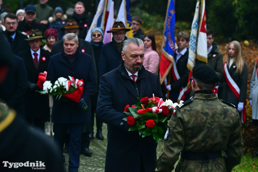 Święto Niepodległości w Tucholi. Tłum przemaszerował pod pomnik