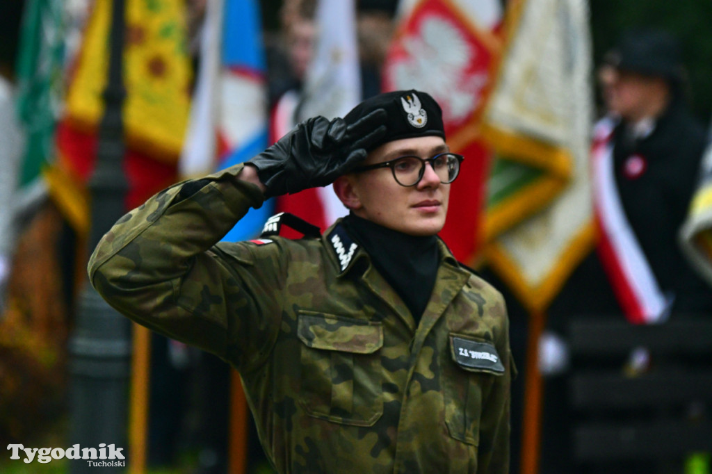 Święto Niepodległości w Tucholi. Tłum przemaszerował pod pomnik