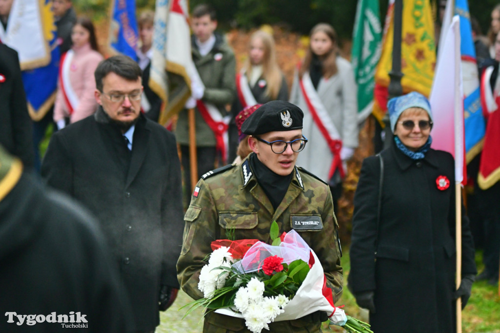 Święto Niepodległości w Tucholi. Tłum przemaszerował pod pomnik