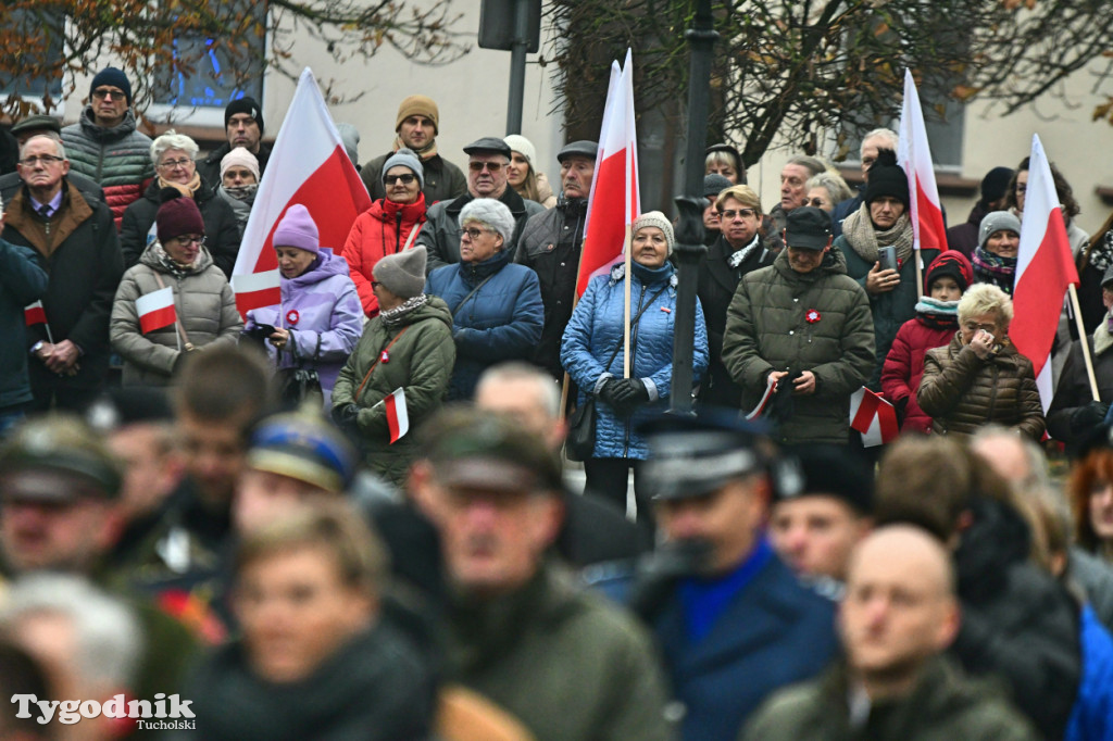 Święto Niepodległości w Tucholi. Tłum przemaszerował pod pomnik