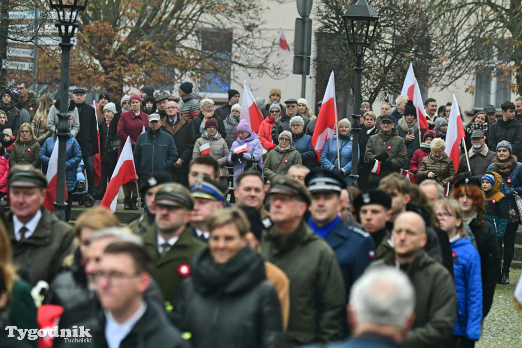 Święto Niepodległości w Tucholi. Tłum przemaszerował pod pomnik