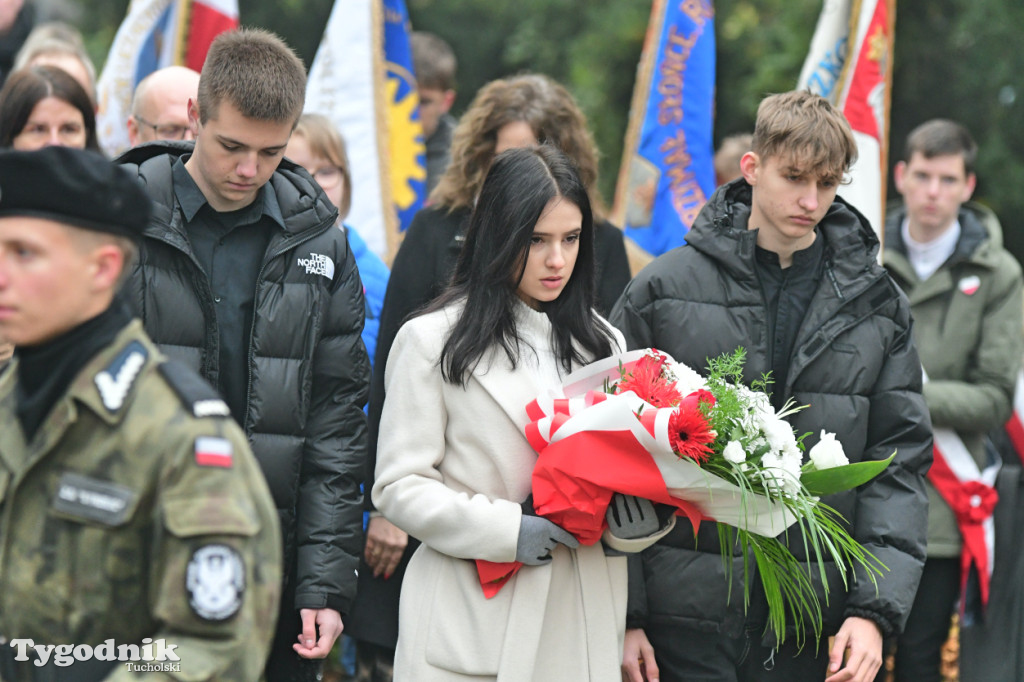 Święto Niepodległości w Tucholi. Tłum przemaszerował pod pomnik