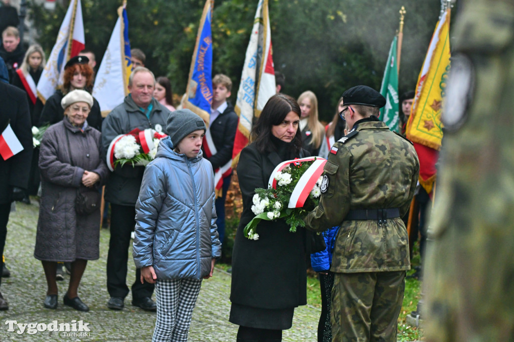 Święto Niepodległości w Tucholi. Tłum przemaszerował pod pomnik