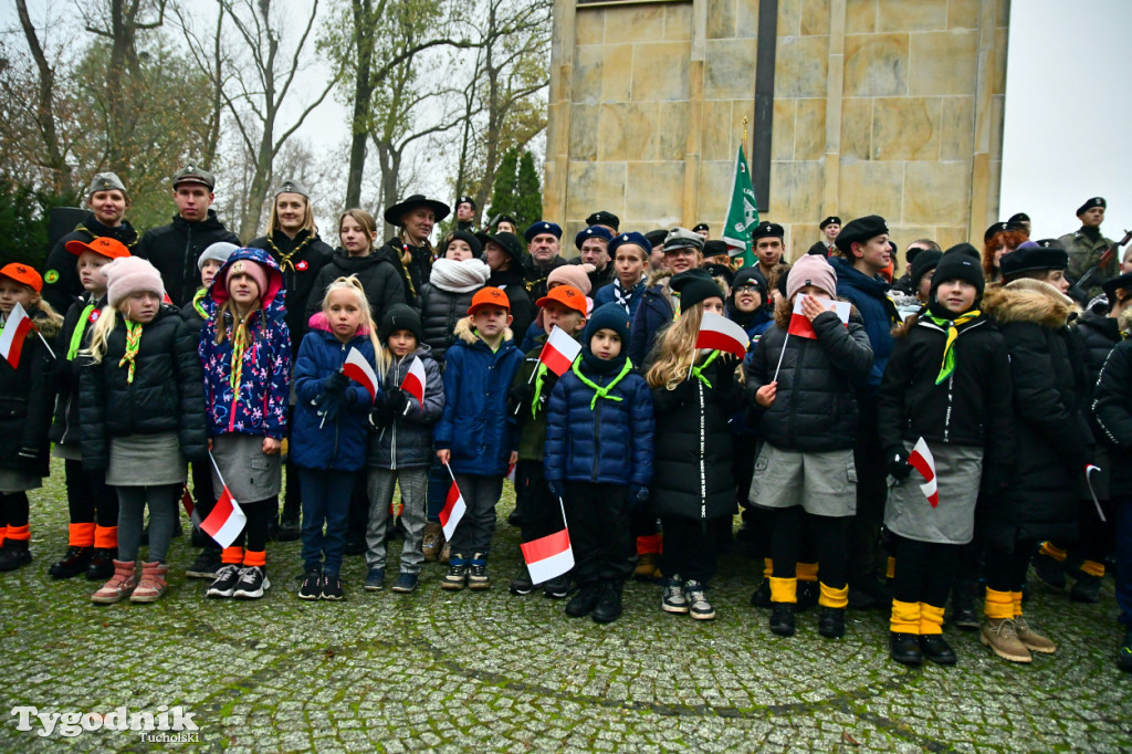 Święto Niepodległości w Tucholi. Tłum przemaszerował pod pomnik