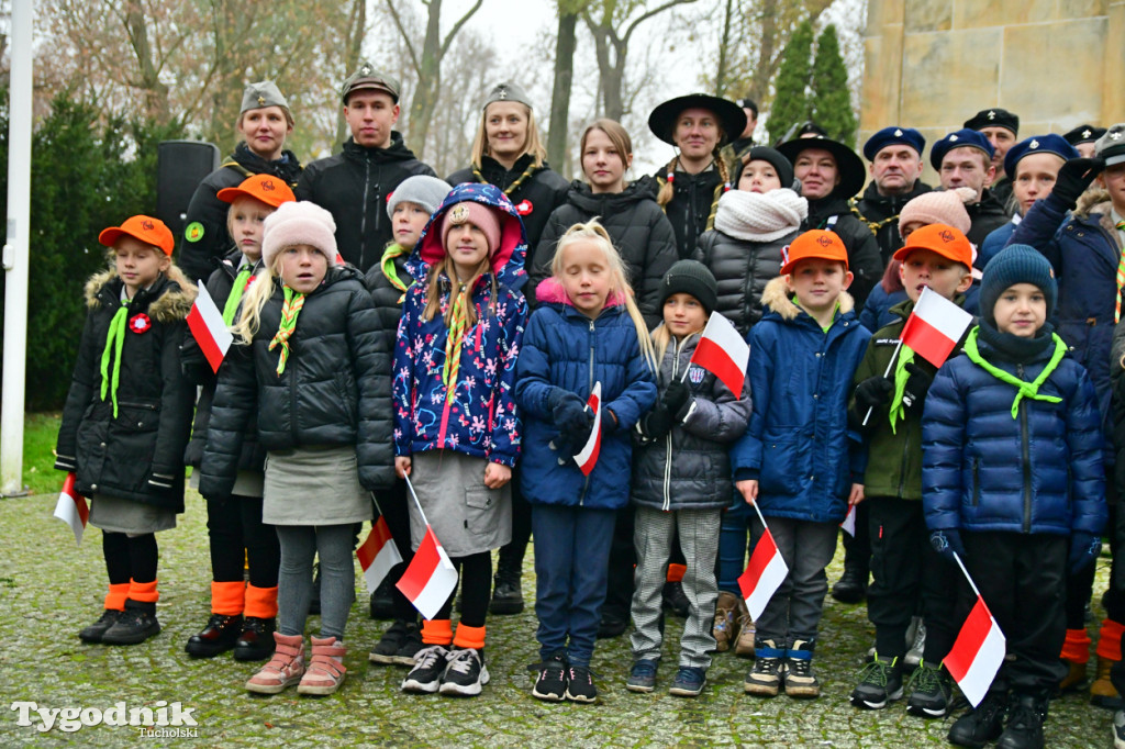 Święto Niepodległości w Tucholi. Tłum przemaszerował pod pomnik