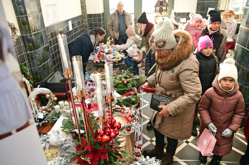 Kiermasz Świąteczny na dworcu kolejowym w Tucholi