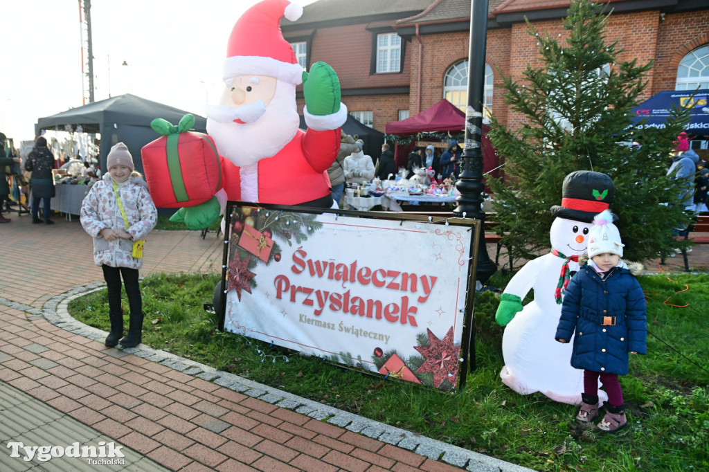 Kiermasz Świąteczny na dworcu kolejowym w Tucholi