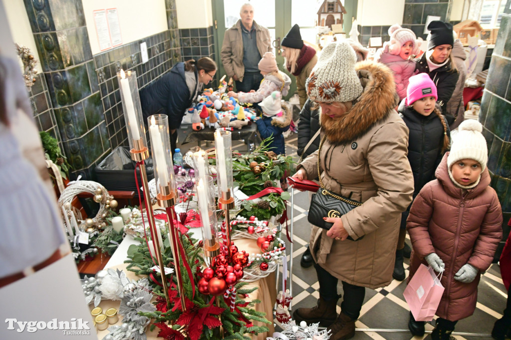 Kiermasz Świąteczny na dworcu kolejowym w Tucholi