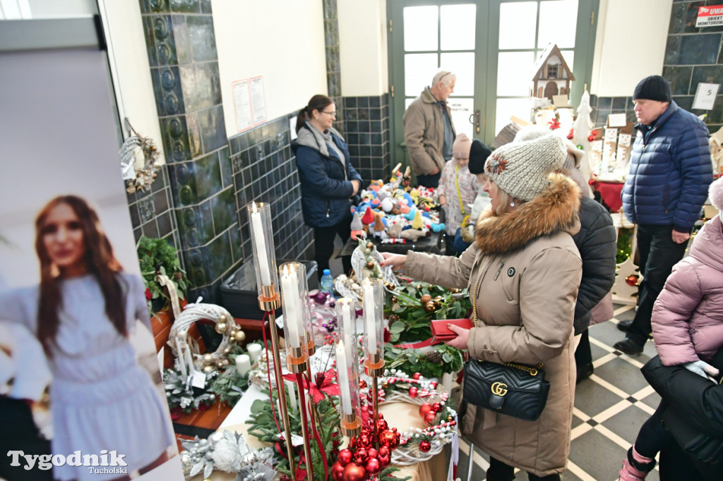 Kiermasz Świąteczny na dworcu kolejowym w Tucholi